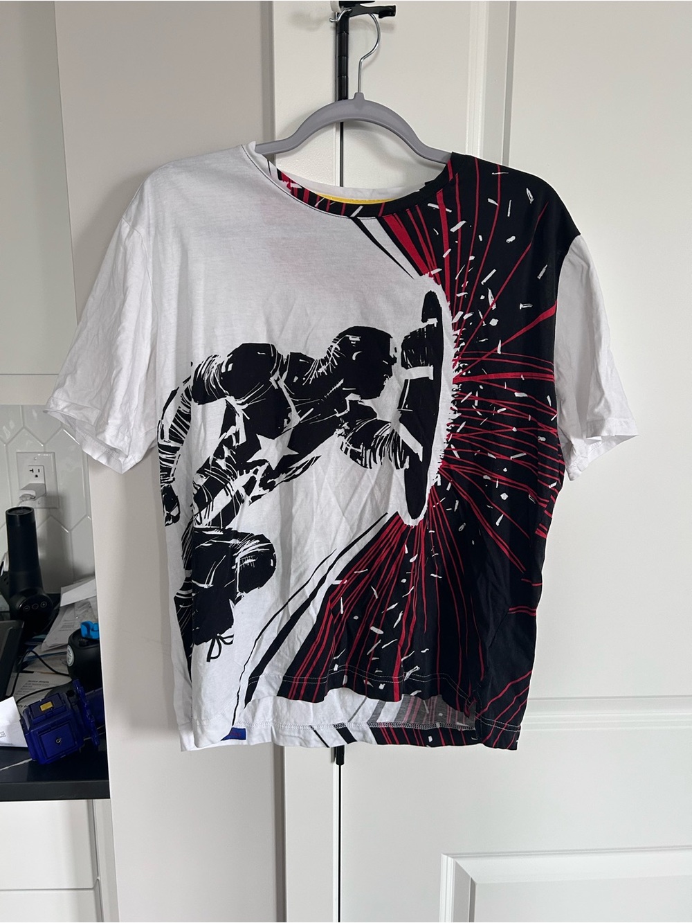 Robert Graham Marvel Captain In Charge Graphic T-Shirt Short Sleeve Collectible - Picture 1 of 7